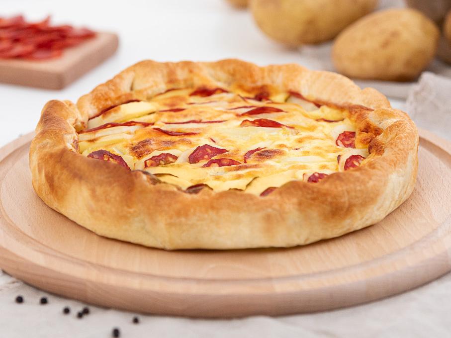 Torta salata con patate e salame piccante