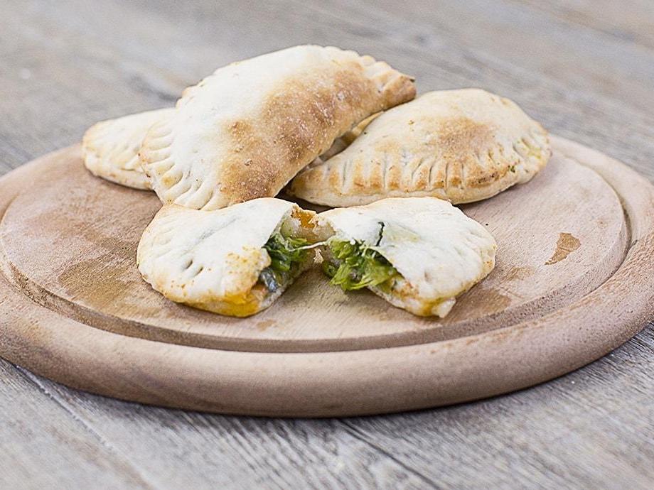 Panzerottini ai cinque cereali con cime di rapa e mozzarella