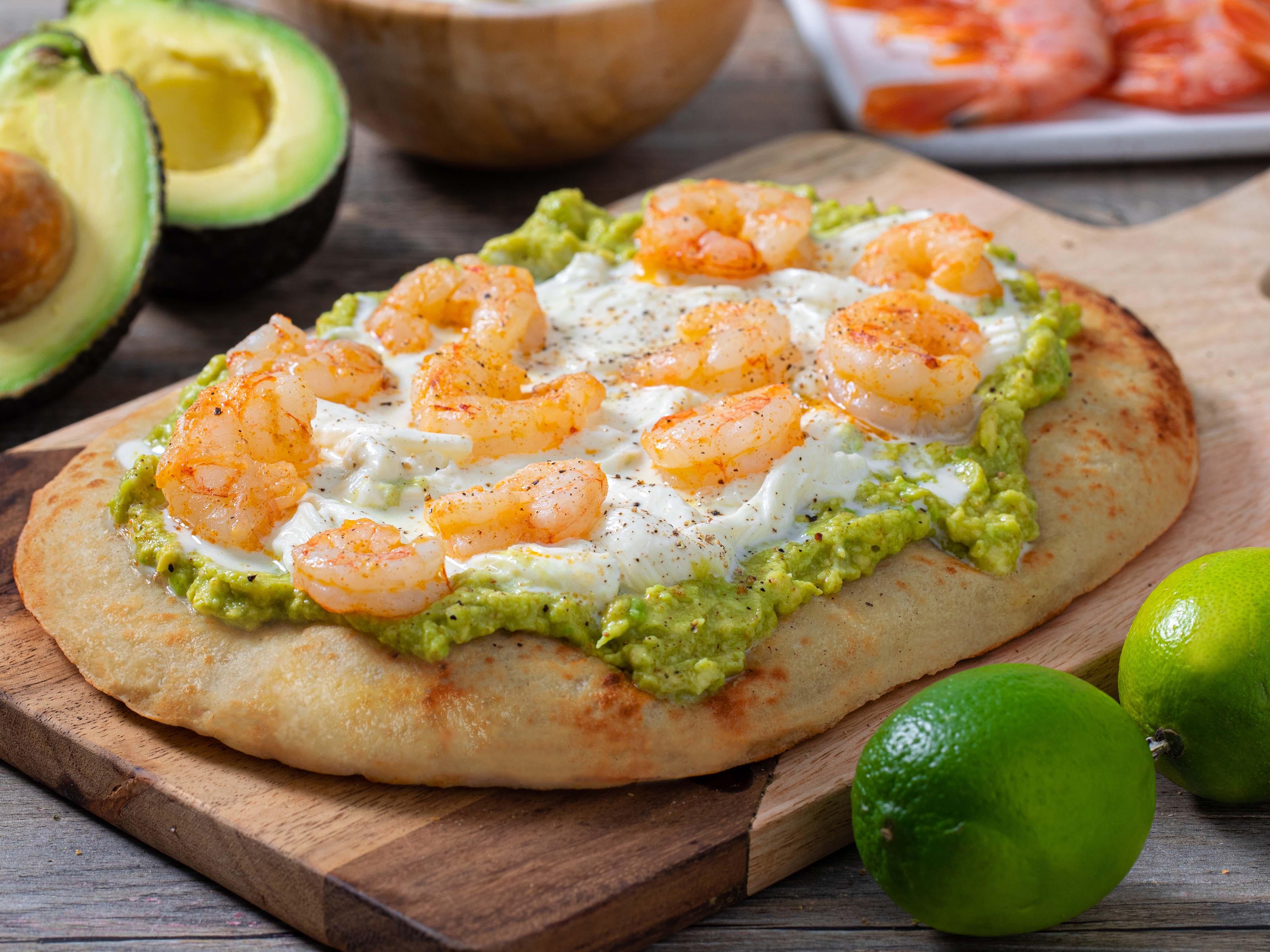 Pinsa guacamole, stracciatella e gamberi