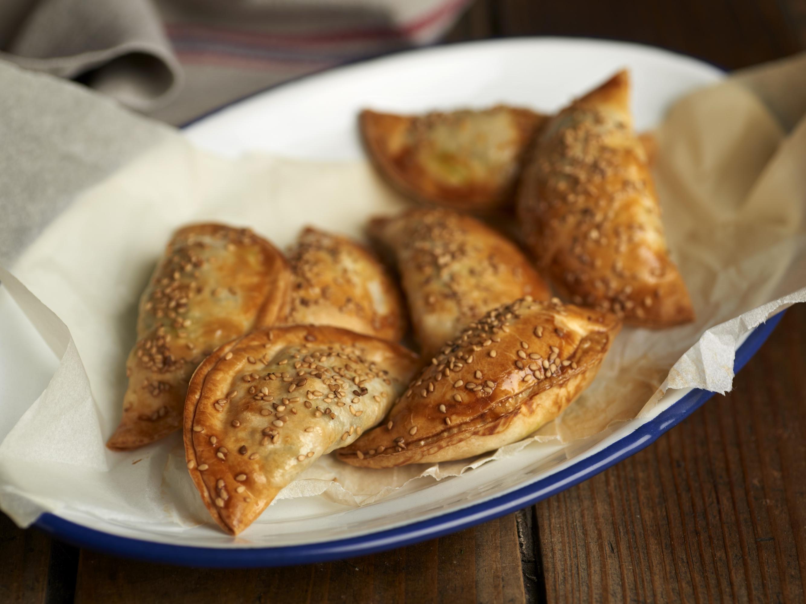 Panzerotti con tofu e spinaci (uvetta, pinoli e sesamo)