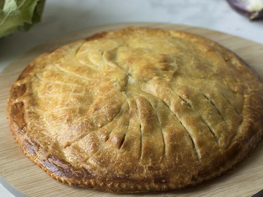 Torta salata con cavolfiore, porri e cipolla