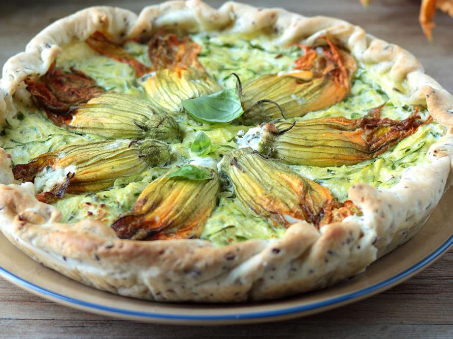 Torta salata con fiori di zucca ripieni di ricotta