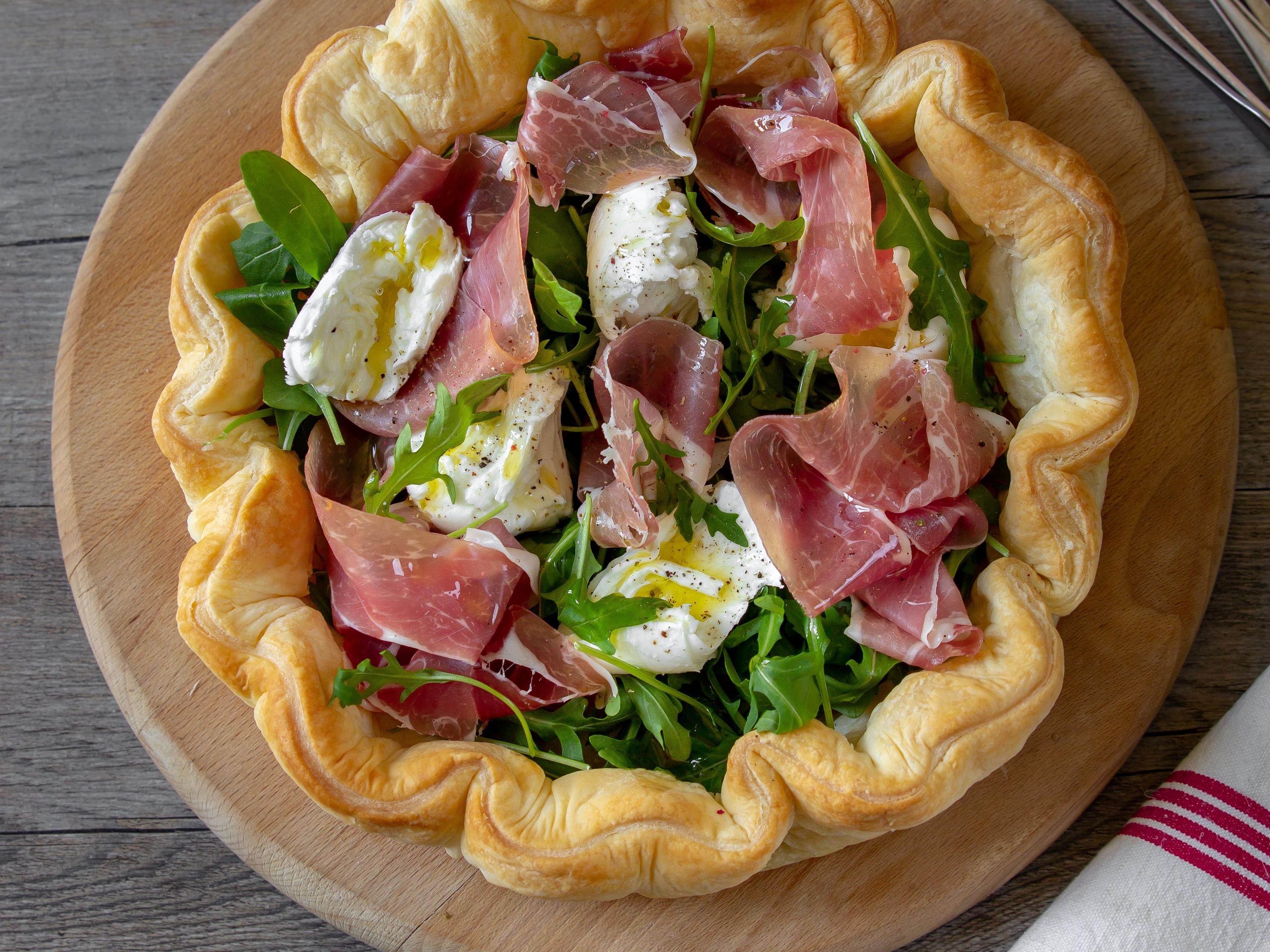 Sfogliata con crudo e bufala
