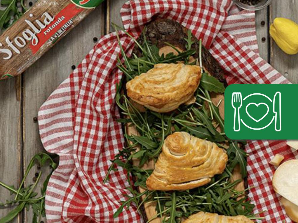 Sfogliatelle salate con scamorza, patate e speck