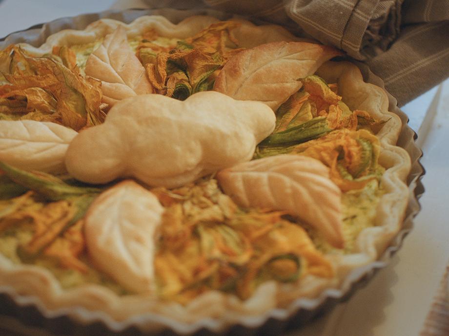 Torta delicata con fiori di zucca e nuvole di sfoglia