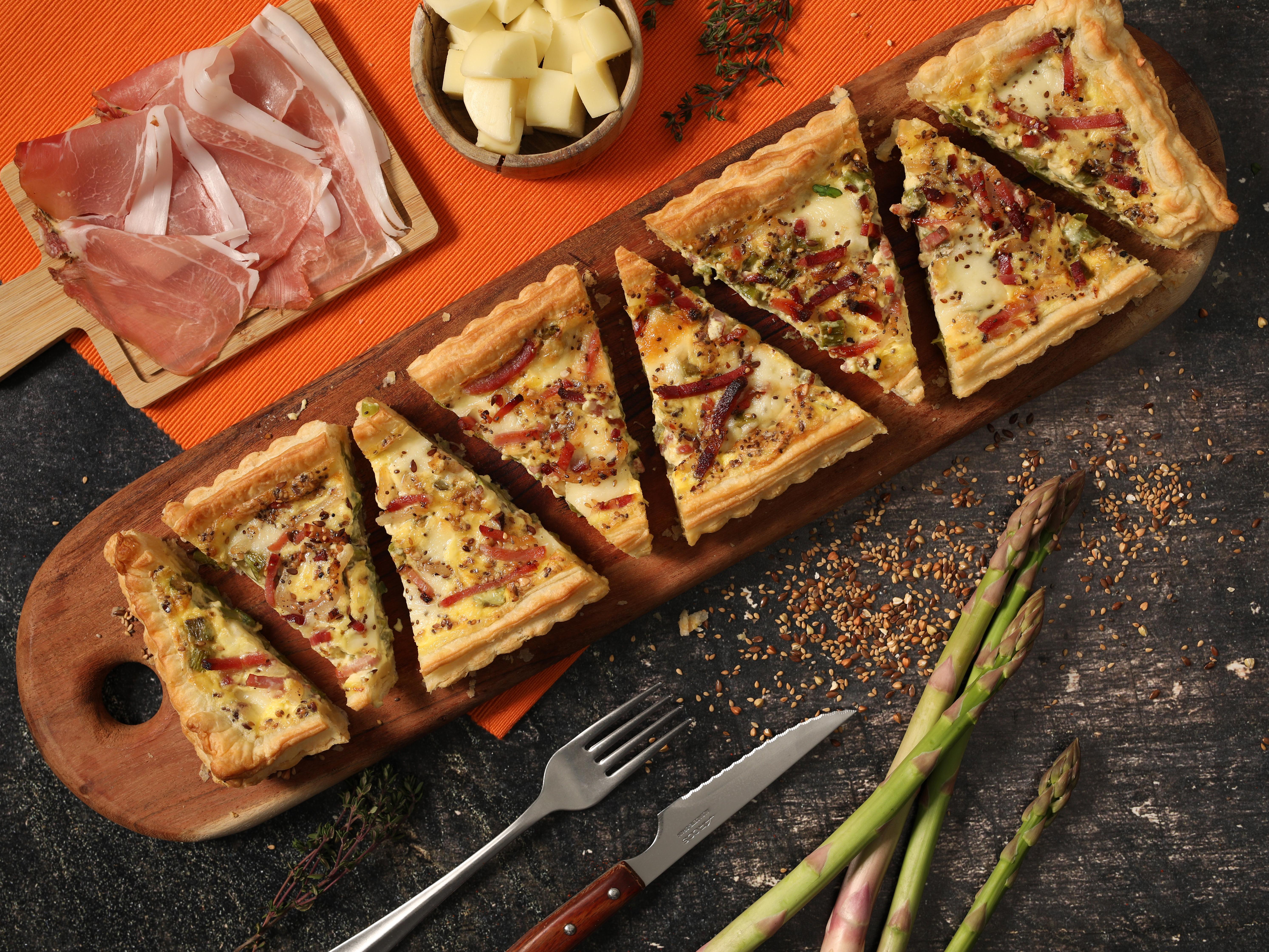 Torta salata rettangolare con speck e asparagi
