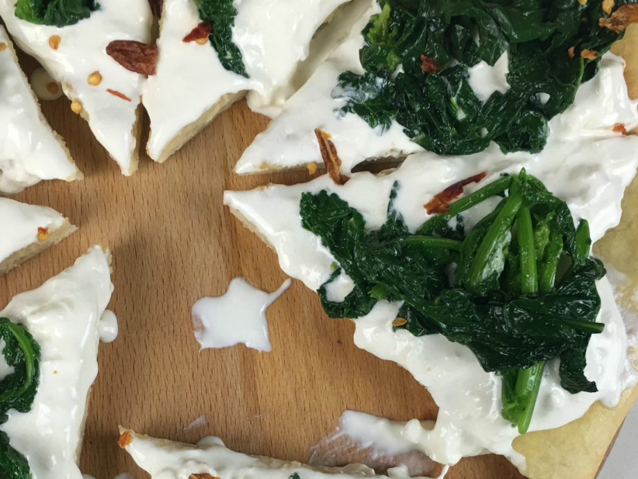 Focaccia con stracciatella e cime di rapa