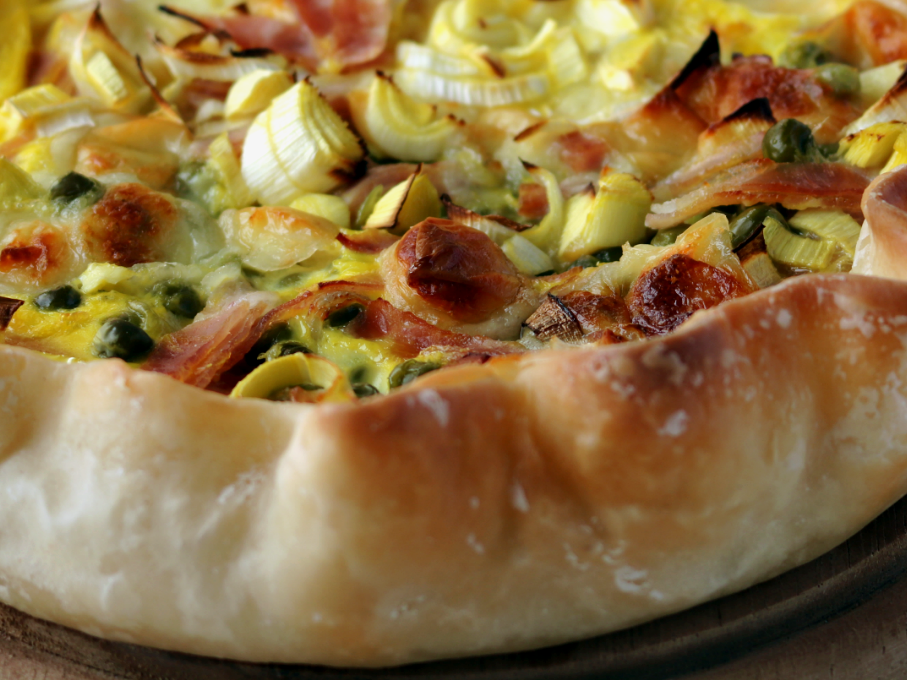 Torta salata senza glutine con prosciutto, scamorza, porri e piselli