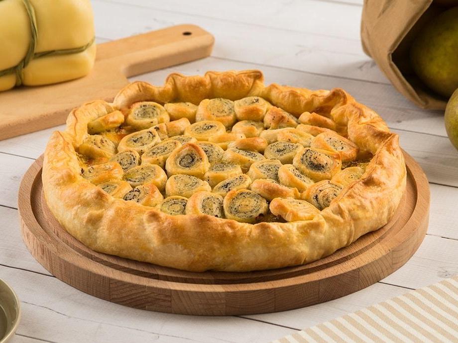 Torta salata con verza, speck, provola e onde di sfoglia