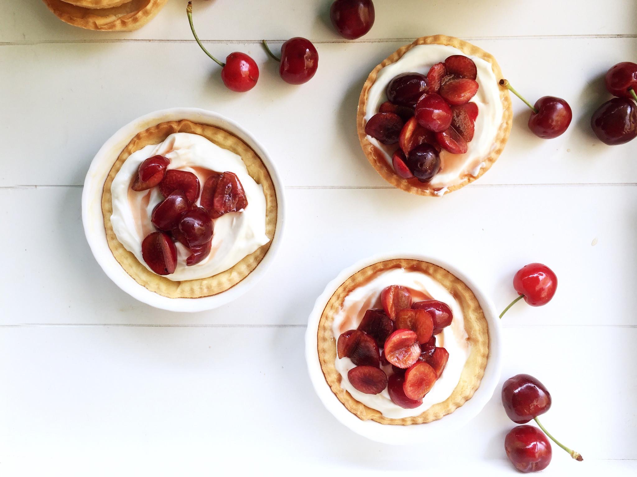 Crostatine con yogurt e ciliegie