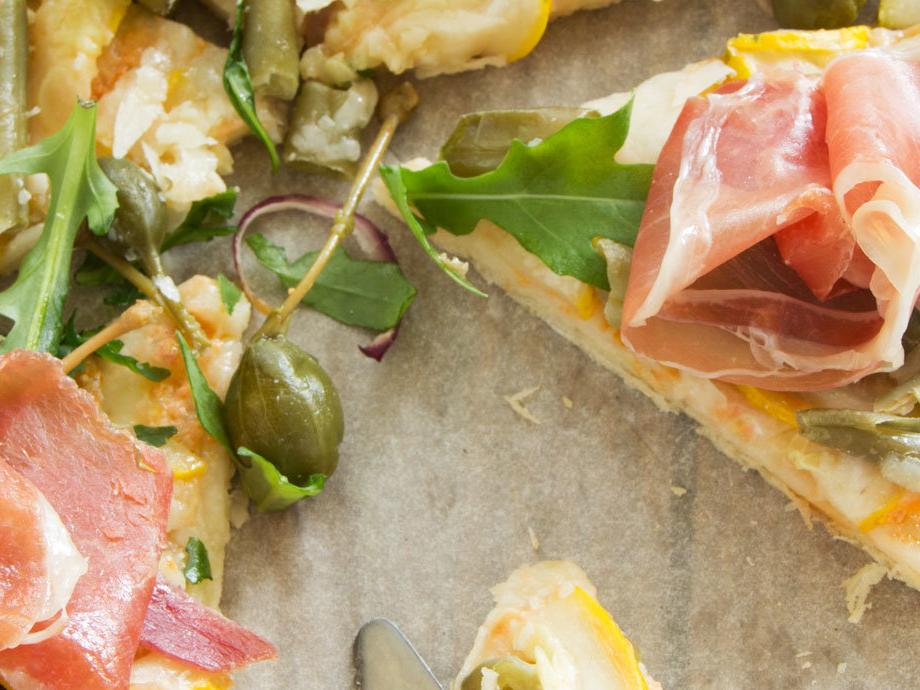 Pizza prosciutto, rucola e scamorza