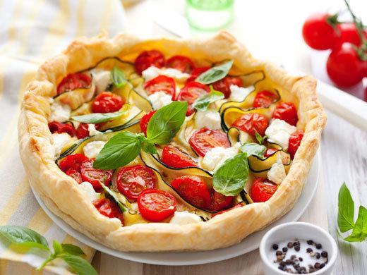 Torta salata con zucchine, piselli, ricotta e basilico