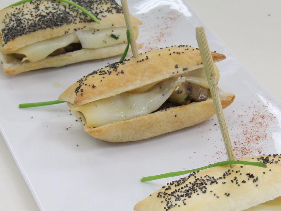 Panino di Pasta Sfoglia Delicata Buitoni con funghi porcini e scamorza affumicata