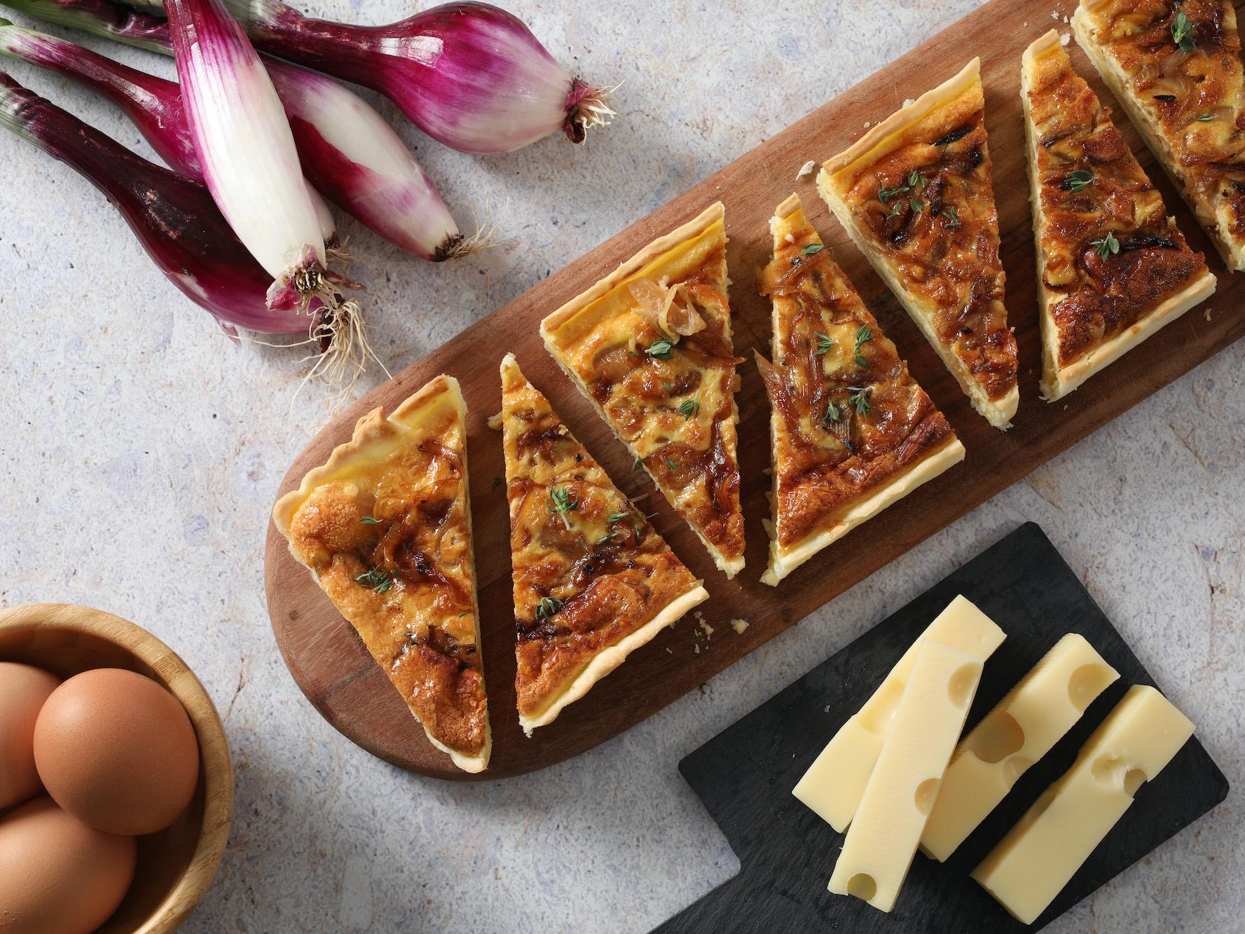 Quiche con formaggio e cipolle caramellate
