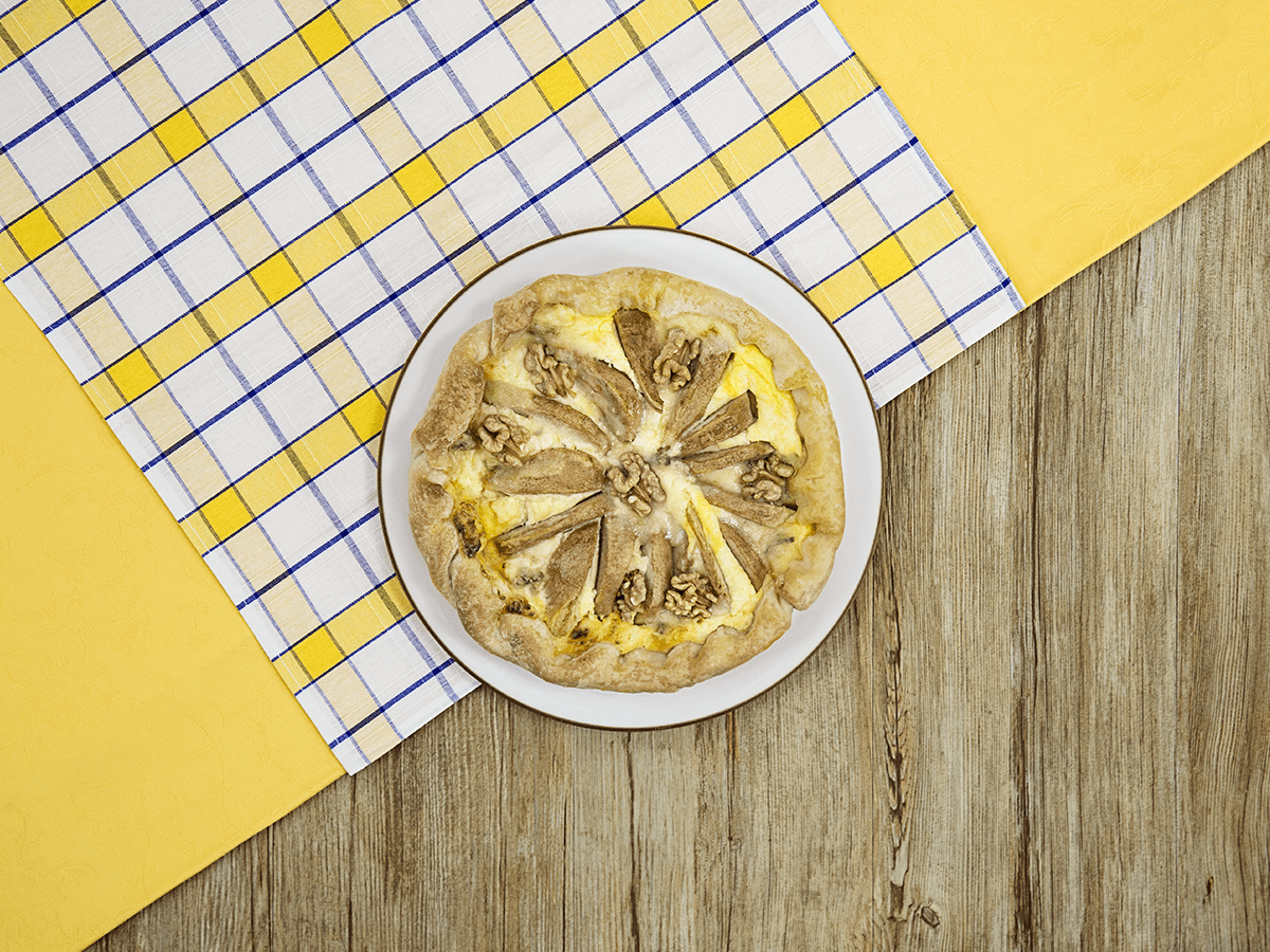 Torta salata senza glutine con gorgonzola, noci e pere
