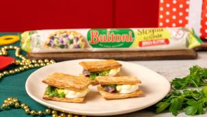 Christmas sandwich di sfoglia senza glutine con maionese, uova sode, acciughe e salsa al prezzemolo