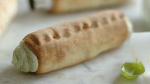 Cannoli di focaccia e pesto