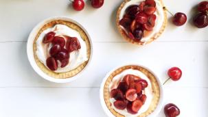 Crostatine con yogurt e ciliegie