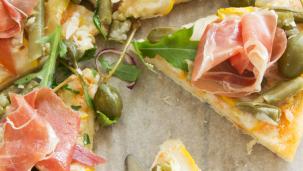 Pizza prosciutto, rucola e scamorza